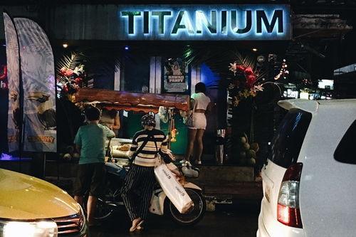 娱乐爆料霓虹灯是真的吗,真相揭秘，是真是假？  第2张